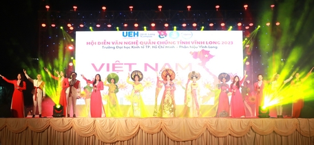 Tiết mục ca múa “Việt Nam đất nước tuyệt vời” được các bạn sinh viên Trường ĐH Kinh tế TP Hồ Chí Minh phân hiệu Vĩnh Long đầu tư khá công phu.