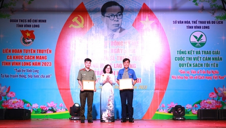 Bà Nguyễn Thị Minh Hạnh- Ủy viên Thường vụ Tỉnh ủy, Trưởng Ban Dân vận Tỉnh ủy, trao thưởng cho 2 tập thể có thí sinh đạt giải nhiều nhất của cuộc thi.