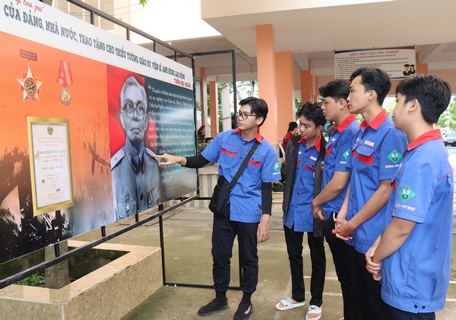 Bạn trẻ tham quan hình ảnh trưng bày về cuộc đời, sự nghiệp GS.VS Trần Đại Nghĩa.
