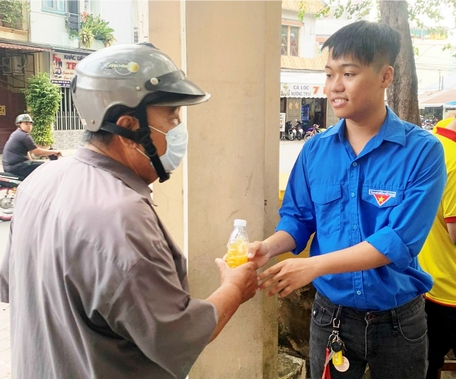 Nguyễn Minh Thuận luôn phấn đấu trong học tập, nhiệt huyết với phong trào tình nguyện.