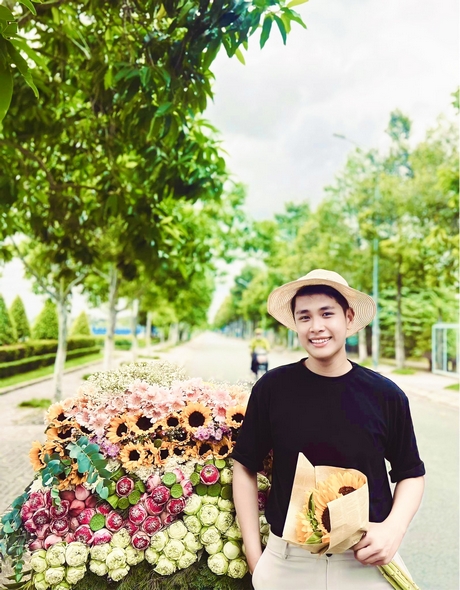 Chàng trai Dư Phú Cường mang mùa thu Hà Nội về Vĩnh Long với những sắc hoa rực rỡ.