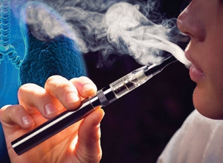 Theo khuyến cáo của các bác sĩ, việc từ bỏ thuốc lá điện tử sớm là rất cần thiết, nhưng quá trình cai thuốc là không dễ. Ảnh minh họa: Internet