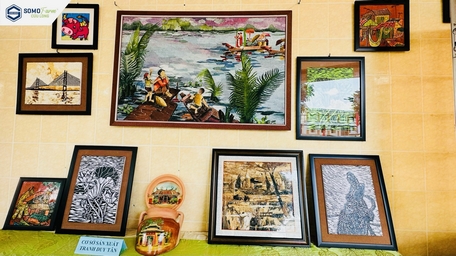 Một góc trưng bày các sản phẩm tranh của Thảo tham gia Cuộc thi Ý tưởng và Dự án khởi nghiệp tỉnh Vĩnh Long lần VI, năm 2023.