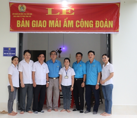 Trao nhà “Mái ấm công đoàn” hỗ trợ đoàn viên Nguyễn Thị Ngọc Ánh.