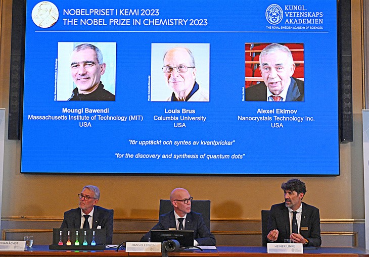 Viện hàn lâm Khoa học Hoàng gia Thụy Điển ở Stockholm công bố ba nhà khoa học thắng giải Nobel Hóa học, ngày 4/10 - Ảnh: AFP