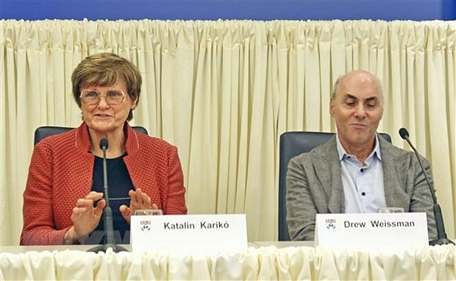 Hai nhà khoa học Katalin Kariko (người Hungary) và Drew Weissman (người Mỹ) trong cuộc họp báo tại Philadephia (Mỹ), sau khi được vinh danh với Giải Nobel Y học 2023.