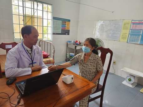    Người dân có thẻ BHYT khám, chữa bệnh tại Trạm Y tế xã Chánh An (Mang Thít).   