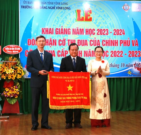 Phó Chủ tịch UBND tỉnh- Nguyễn Thị Quyên Thanh trao cờ thi đua của Chính phủ cho Trường CĐ Nghề Vĩnh Long.