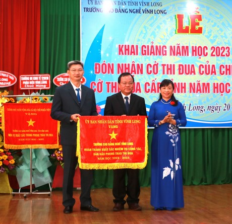 Phó Chủ tịch HĐND tỉnh- Lê Thị Thúy Kiều trao cờ thi đua của UBND tỉnh cho Trường CĐ Nghề Vĩnh Long.