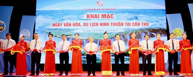 Cắt băng khai mạc “Ngày Văn hóa, Du lịch Ninh Thuận tại Cần Thơ năm 2023”.