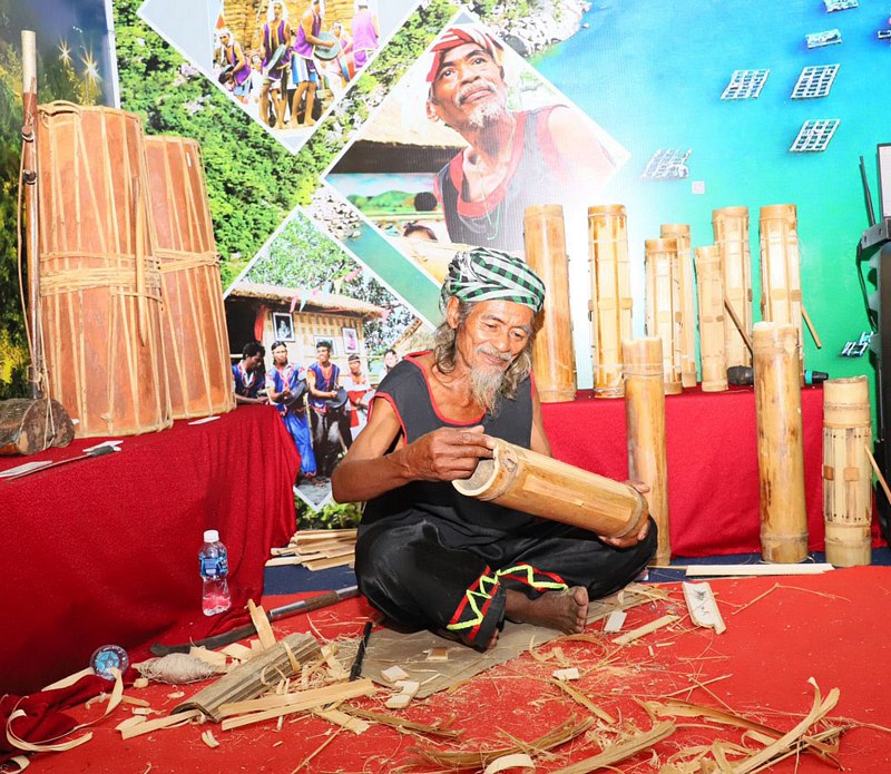 Nghệ nhân biểu diễn chế tác nhạc cụ truyền thống dân tộc Chăm.