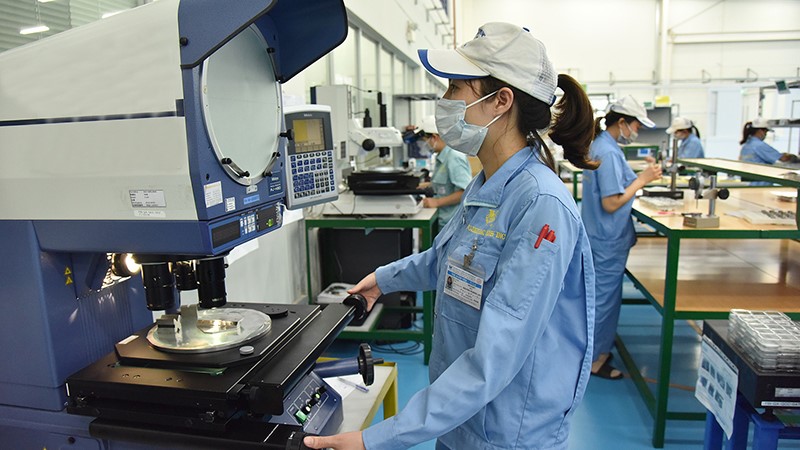 Sản xuất linh kiện cơ khí siêu chính xác tại Công ty TNHH Fujikin (Khu công nghiệp VSIP tỉnh Bắc Ninh). (Ảnh NGUYỄN ÐĂNG)