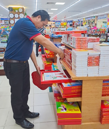 Nhiều cửa hàng sách cho hay phải đợi đến cuối tháng 11, đầu tháng 12, thì thị trường lịch Tết mới vào mùa sôi động.