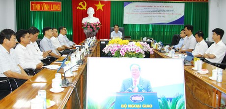 Chủ tịch UBND tỉnh Lữ Quang Ngời tham dự hội nghị trực tuyến tại điểm cầu tỉnh Vĩnh Long.