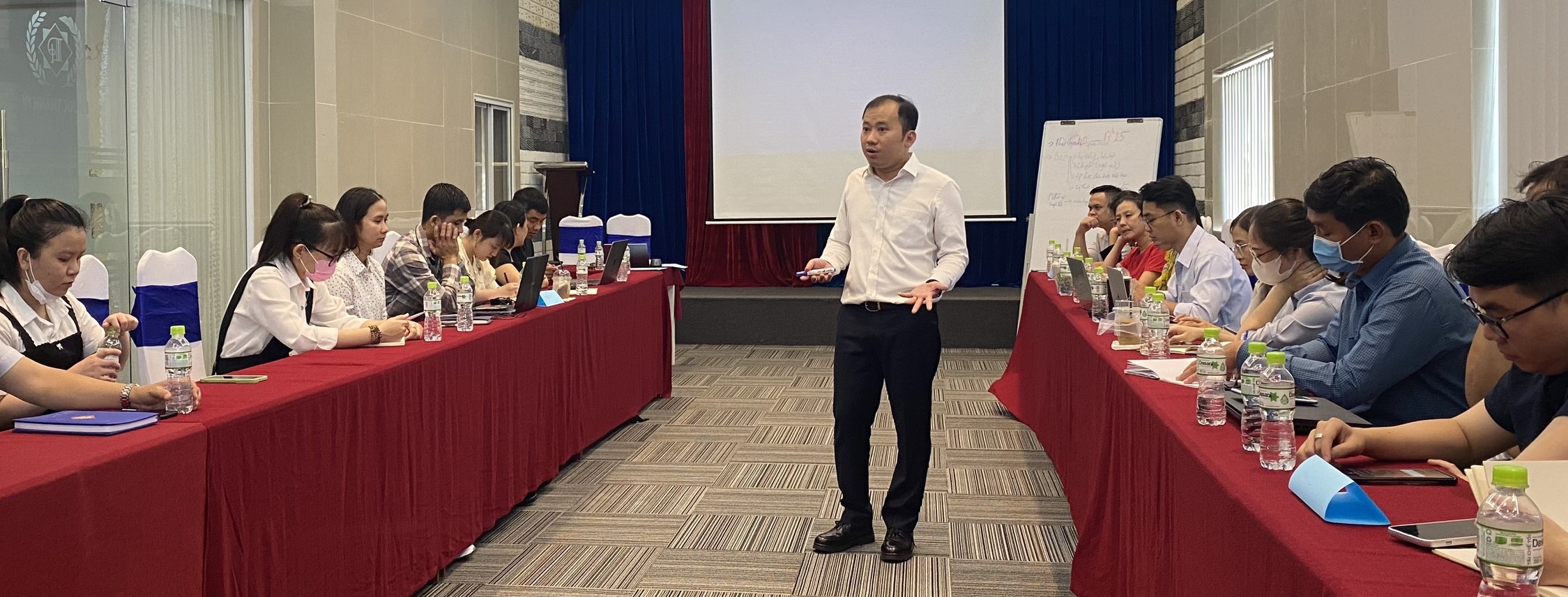  Lớp học do Nhà báo Nguyễn Phú Huân- Biên tập viên Đài Truyền hình Kỹ thuật số VTC giảng dạy.