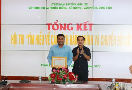 Ông Huỳnh Hoàng Thành- Phó Giám đốc Sở Thông tin- TT trao giải nhất tập thể cho đơn vị UBND xã Đông Thành (TX Bình Minh).