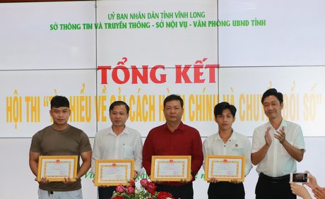 Ban Tổ chức trao giải cho các thí sinh đạt giải cá nhân.