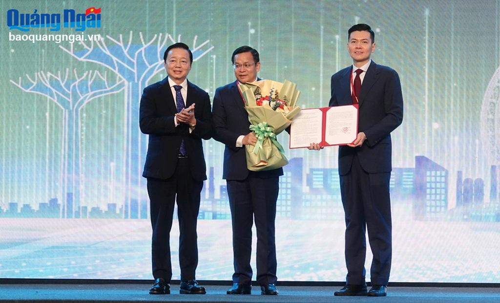 Phó Thủ tướng Chính phủ Trần Hồng Hà đã trao Quyết định của Thủ tướng Chính phủ về chủ trương đầu tư dự án Khu Công nghiệp VSIP II Quảng Ngãi (giai đoạn 1).