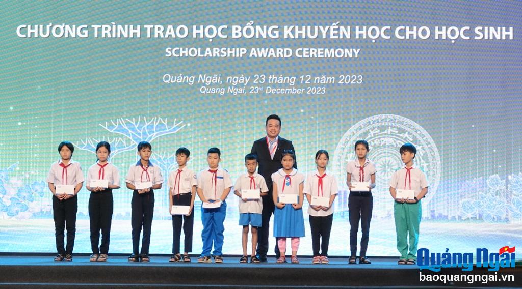 VSIP Quảng Ngãi trao 50 suất học bổng cho học sinh nghèo vượt khó ở 2 huyện Sơn Tịnh và Bình Sơn.