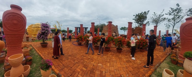 Công viên gốm đỏ Vĩnh Long thu hút rất đông du khách tham quan, chụp ảnh lưu niệm.