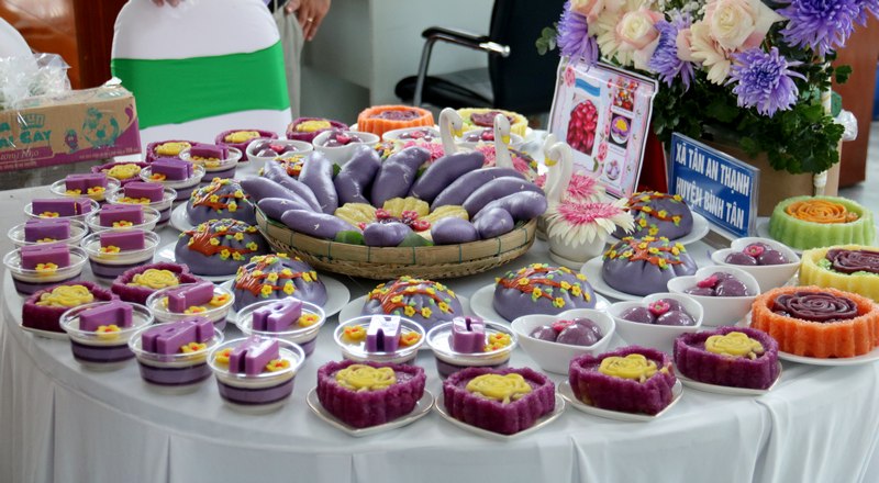 Hội thi ẩm thực với sự tham gia của 20 đội, chế biến hơn 100 món ăn có nguyên liệu chính là khoai lang Bình Tân.