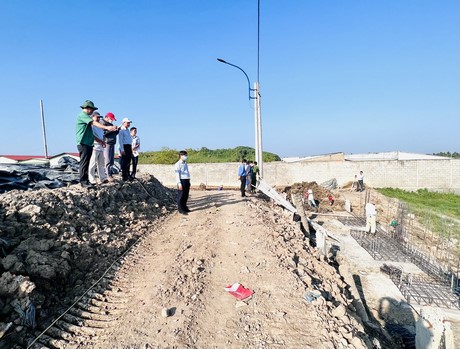 Ông Lữ Quang Ngời- Phó Bí thư Tỉnh ủy, Chủ tịch UBND tỉnh khảo sát tình hình thực hiện công trình kè bê tông chắn nước rỉ rác của bãi chôn lấp rác thải hợp vệ sinh số 3.