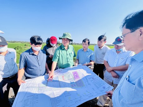 Ông Lữ Quang Ngời- Phó Bí thư Tỉnh ủy, Chủ tịch UBND tỉnh trao đổi với các sở ngành về quy hoạch chi tiết Khu Liên hợp xử lý chất thải rắn Hòa Phú.