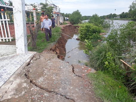 Sạt lở bờ sông là một trong những thiên tai gây thiệt hại về tài sản cao hơn trong năm qua ở Vĩnh Long. Ảnh tư liệu: Sạt lở bờ sông Cái Cao, huyện Long Hồ vào đầu tháng 6/2023.