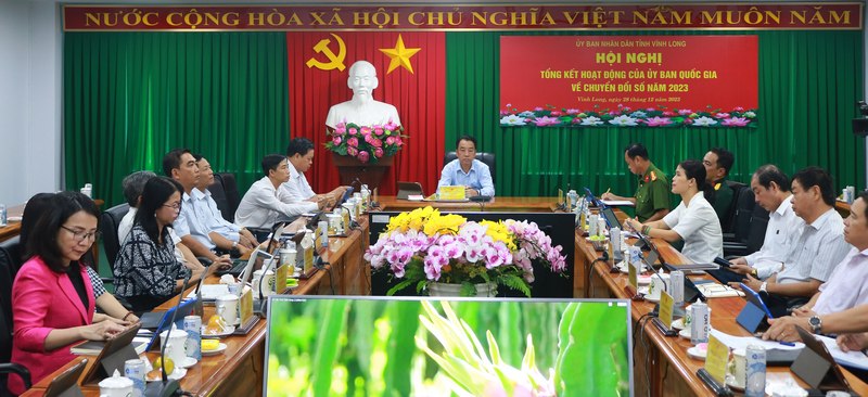 Chủ tịch UBND tỉnh- Lữ Quang Ngời chủ trì hội nghị tại điểm cầu tỉnh Vĩnh Long.
