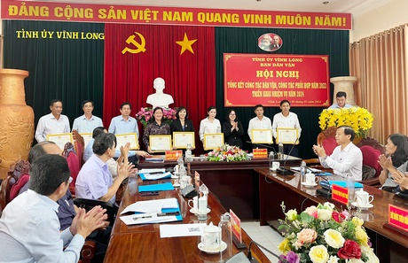 Bà Nguyễn Thị Minh Hạnh- Uỷ viên Thường vụ Tỉnh uỷ, Trưởng Ban Dân vận Tỉnh uỷ khen thưởng các tập thể xuất sắc.