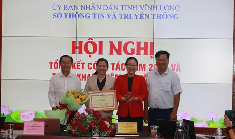 Phó Chủ tịch UBND tỉnh- Nguyễn Thị Quyên Thanh tặng bằng khen cho Sở Thông tin- TT vì có thành tích xuất sắc nhiệm vụ công tác, tiêu biểu trong phong trào thi đua.