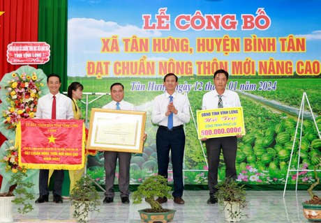 Phó Chủ tịch UBND tỉnh- Đặng Văn Chính trao cờ thi đua xuất sắc và Quyết định công nhận xã Tân Hưng đạt chuẩn NTM nâng cao.