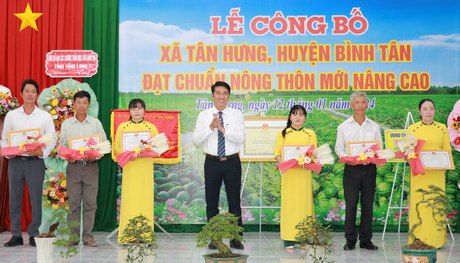 Khen thưởng các tập thể, cá nhân có thành tích đóng góp tiêu biểu trong phong trào xây dựng NTM nâng cao ở xã Tân Hưng.