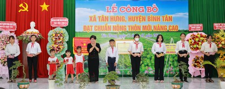 Trao quà cho gia đình chính sách và các em học sinh có hoàn cảnh khó khăn trên địa bàn xã Tân Hưng.