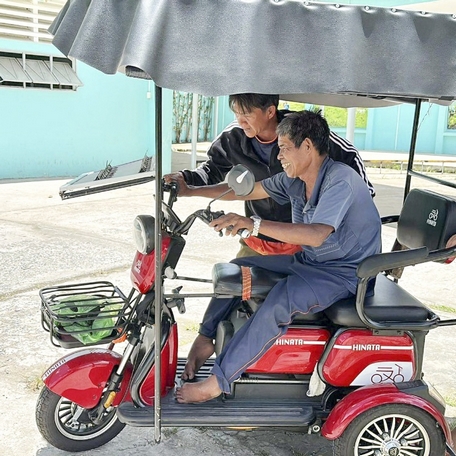 Người khuyết tật huyện Mang Thít được hỗ trợ xe điện làm phương tiện đi lại, mưu sinh.