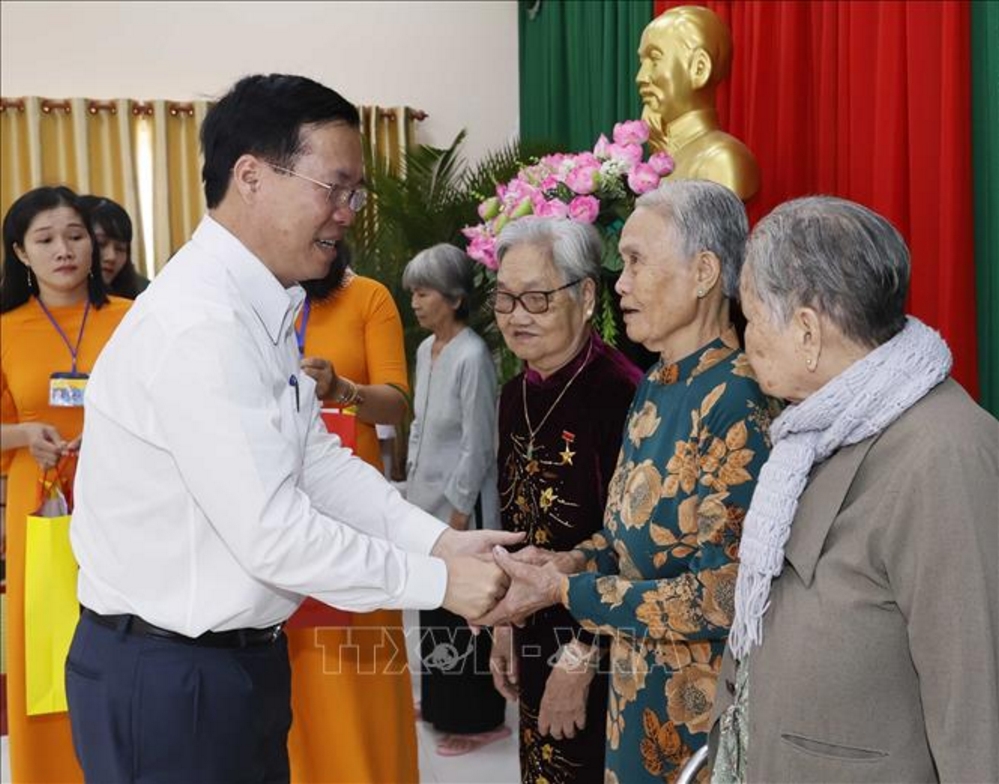 Chủ tịch nước Võ Văn Thưởng chúc Tết, tặng quà gia đình chính sách, hộ nghèo huyện Trà Ôn. Ảnh: TTXVN