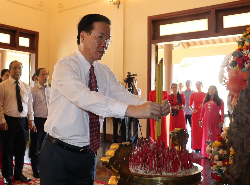 Trước khi đến thăm và chúc Tết, Chủ tịch nước Võ Văn Thưởng cùng đoàn công tác đến viếng Khu lưu niệm Thủ tướng Chính phủ Võ Văn Kiệt.