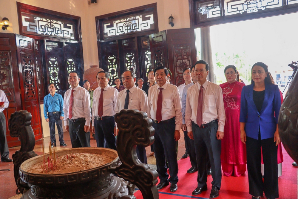 Chủ tịch nước Võ Văn Thưởng cùng đoàn công tác đến viếng Khu lưu niệm Chủ tịch HĐBT Phạm Hùng.
