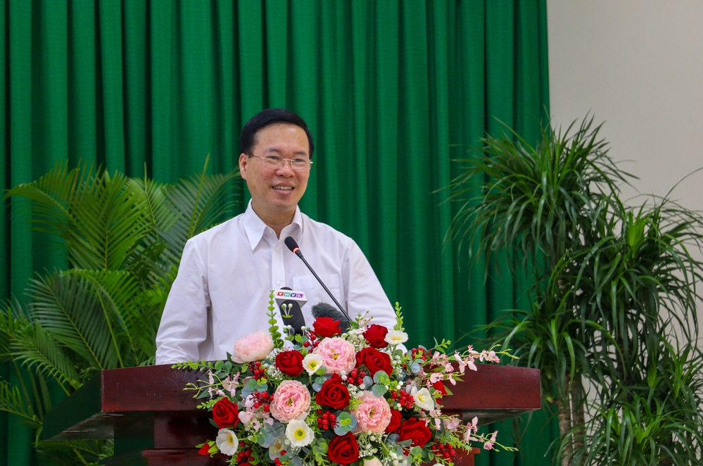 Chủ tịch nước dành lời chúc mừng tốt đẹp nhất đến hộ gia đình người có công, hộ nghèo, công nhân lao động, học sinh có hoàn cảnh khó khăn và Nhân dân huyện Trà Ôn.