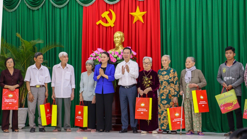 Chủ tịch nước Võ Văn Thưởng và Phó Chủ tịch, Tổng Thư ký Ủy ban Trung ương MTTQ Việt Nam Nguyễn Thị Thu Hà tặng quà Tết gia đình chính sách. 