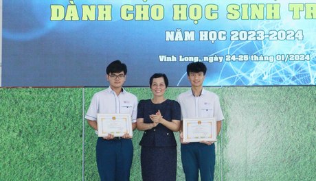 Lãnh đạo Sở GD-ĐT Vĩnh Long tặng giấy khen cho 2 thí sinh đạt giải nhất.