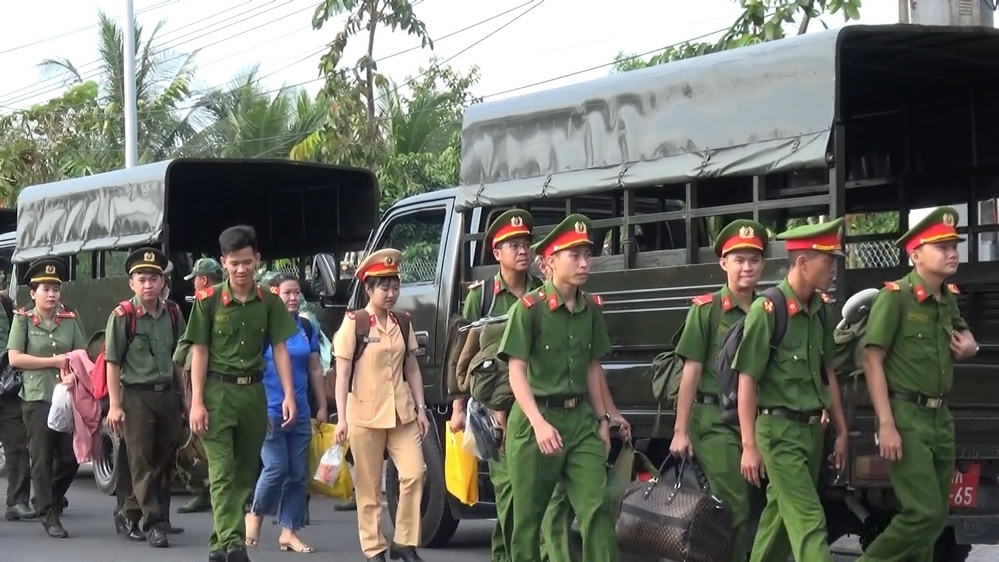 Đại biểu lực lượng vũ trang hành quân về nơi tổ chức Tết Quân dân.
