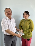 Trao tiền bạn đọc giúp bé Nguyễn Hoàng Nhật Anh