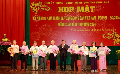  Ông Bùi Văn Nghiêm- Bí thư Tỉnh ủy trao Huy hiệu Đảng cho các đảng viên cao niên tuổi Đảng.