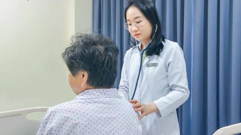 Bác sĩ Hoàng Thị Hồng Linh khám sức khỏe cho ông Fumio.
