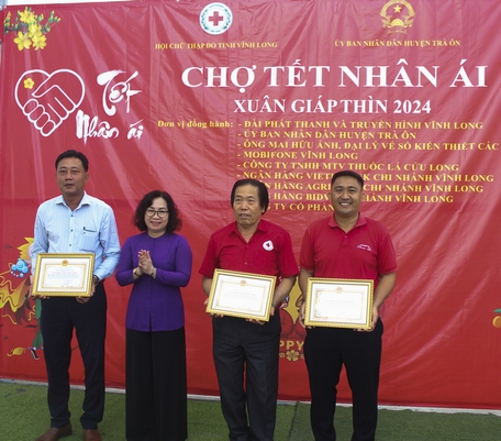 Bà Nguyễn Thị Minh Hạnh- Trưởng Ban Dân vận Tỉnh ủy, trao thư tri ân đến các nhà hảo tâm.