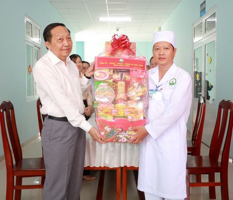 Phó Bí thư Thường trực Tỉnh ủy- Nguyễn Thành Thế chúc Tết, tặng quà Bệnh viện Y dược cổ truyền tỉnh Vĩnh Long.