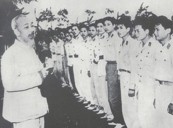 Bác Hồ đến thăm Trung đoàn pháo cao xạ bảo vệ tại Dốc Vân (Yên Viên, Gia Lâm, Hà Nội) ngày mùng một Tết Giáp Thìn (13/2/1964). Ảnh tư liệu
