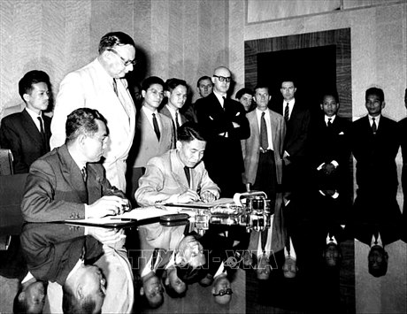 Ngày 20/7/1954, Thứ trưởng Bộ Quốc phòng Tạ Quang Bửu thay mặt Chính phủ và Bộ Tổng tư lệnh Quân đội nhân dân Việt Nam ký Hiệp định đình chiến ở Việt Nam. Ngay sau đó, Hiệp định đình chiến ở Lào và Campuchia cũng được ký kết. Ảnh: Tư liệu TTXVN