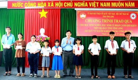 Công tác chăm lo cho Nhân dân được MTTQ các cấp đẩy mạnh. Trong ảnh: Chủ tịch Ủy ban MTTQ Việt Nam tỉnh- Hồ Văn Huân trao quà cho các em học sinh có hoàn cảnh khó khăn.